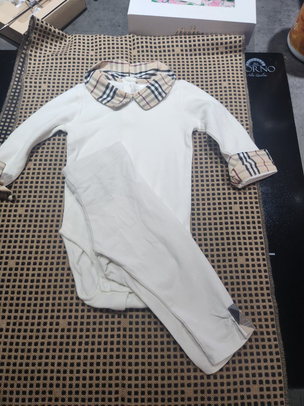 Burberry baby bodysuit collar + gift 9m